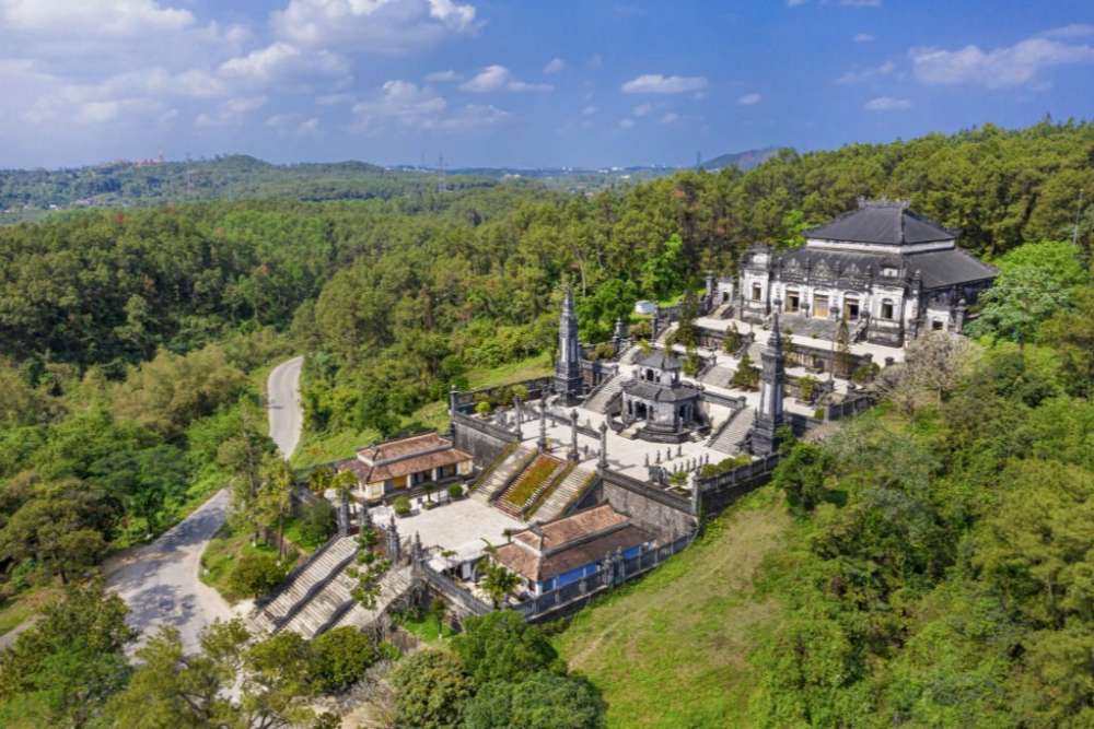 Vue panoramique du tombeau de Khai Dinh à Hué depuis le ciel